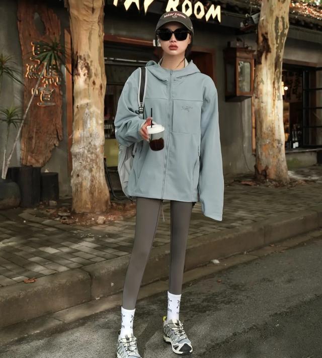 ng28南宮相信品牌力量本年火了一種穿搭：叫“沖鋒衣+薩洛蒙”溫馨百搭還上層次(圖3)