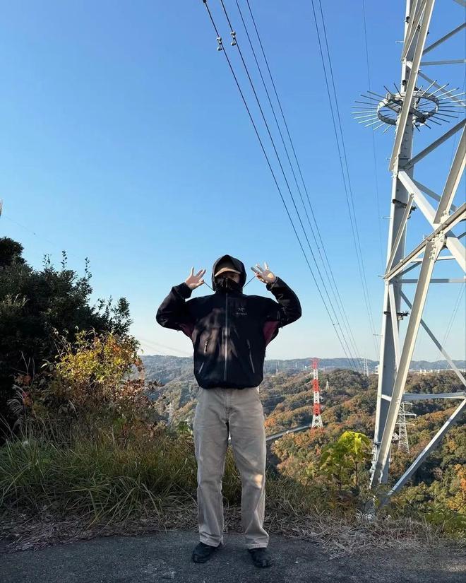 ng28南宮相信品牌力量本來丁禹兮蔣奇明也拿沖鋒衣當“班服”？(圖1)