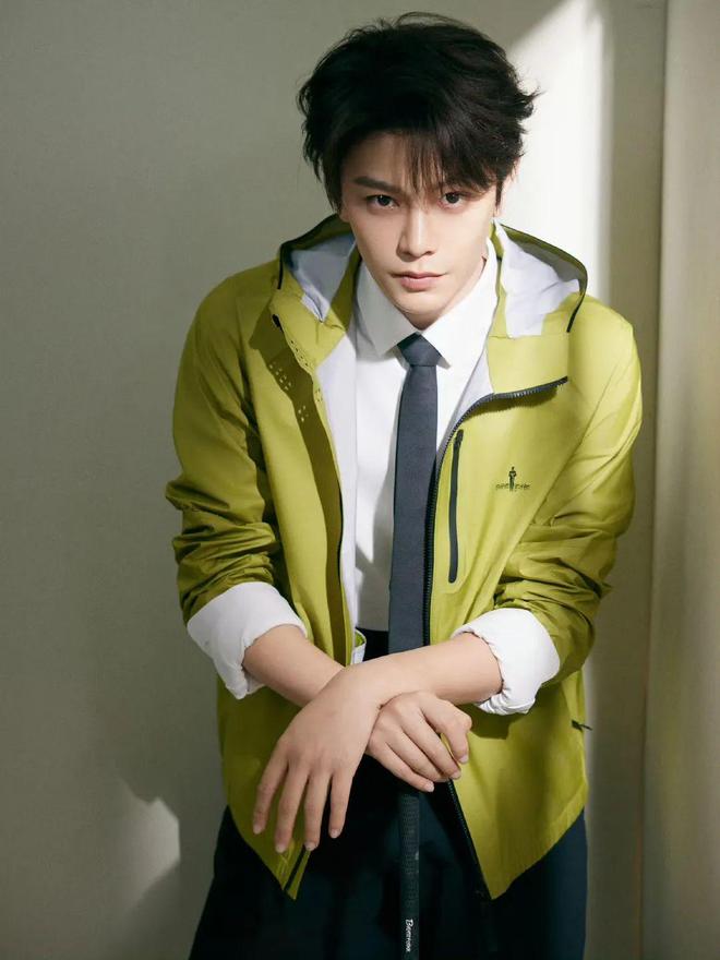ng28南宮相信品牌力量本來丁禹兮蔣奇明也拿沖鋒衣當“班服”？(圖6)