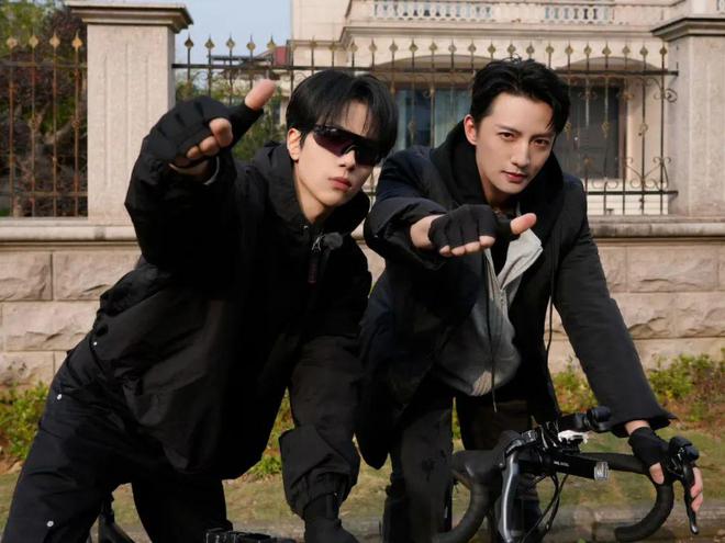 ng28南宮相信品牌力量本來丁禹兮蔣奇明也拿沖鋒衣當“班服”？(圖9)
