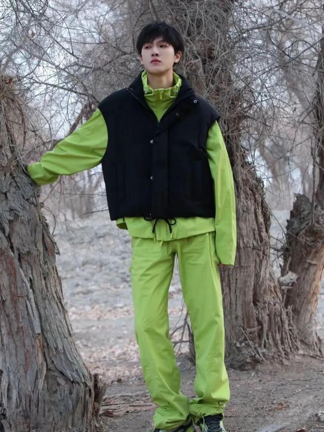 ng28南宮相信品牌力量本來丁禹兮蔣奇明也拿沖鋒衣當“班服”？(圖15)