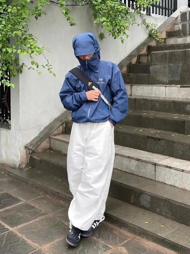 ng28南宮相信品牌力量本來丁禹兮蔣奇明也拿沖鋒衣當“班服”？(圖23)
