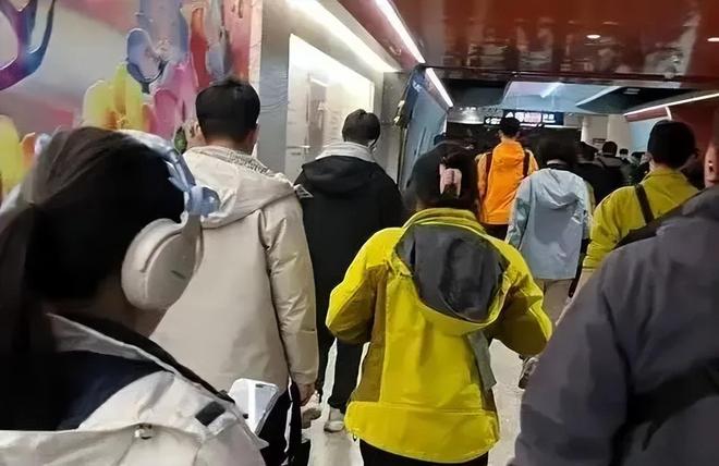 南宮NG·28騰訊砸3億的國(guó)產(chǎn)沖鋒衣火成“體系體例戰(zhàn)袍”(圖16)